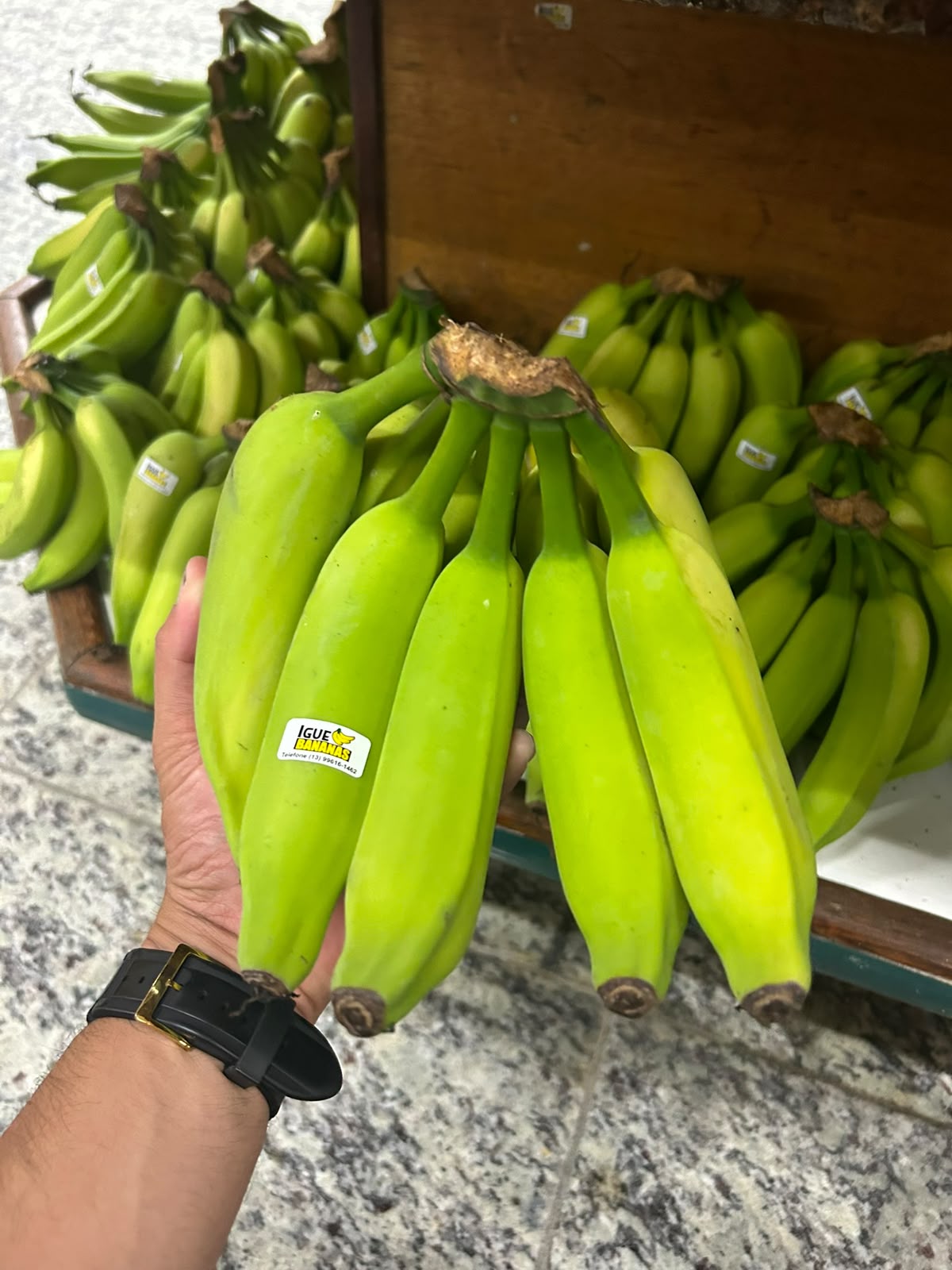 Banana prata madura com etiqueta Igue Bananas