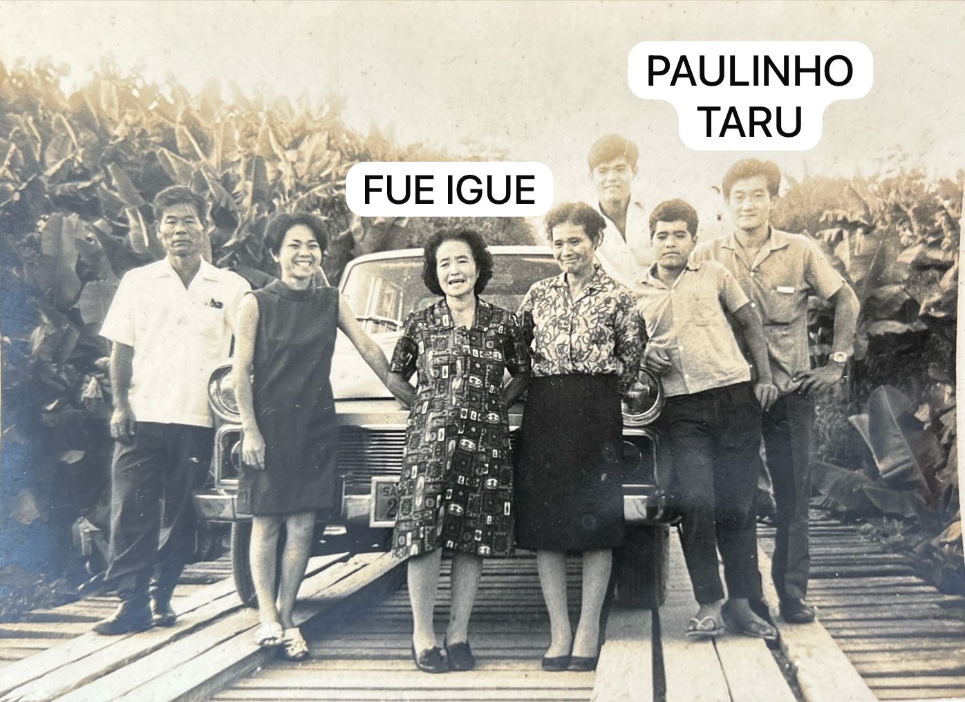 Foto histórica da família Igue na lavoura